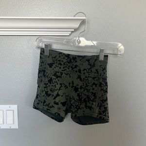size 4 patterned lululemon shorts